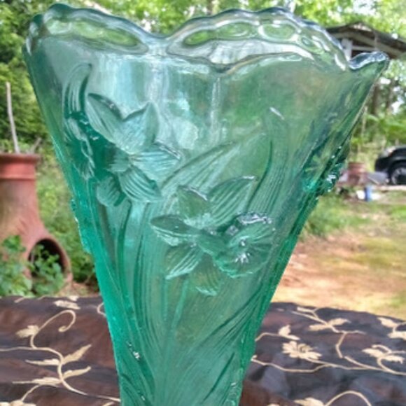 Fenton Other - Fenton vintage sea mist daffodil pattern vase